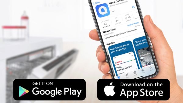 Ręka trzymająca smartfon z aplikacją Home Connect przed zmywarką. Logo Google Play i Apple App Store są nałożone na dolną część obrazu.