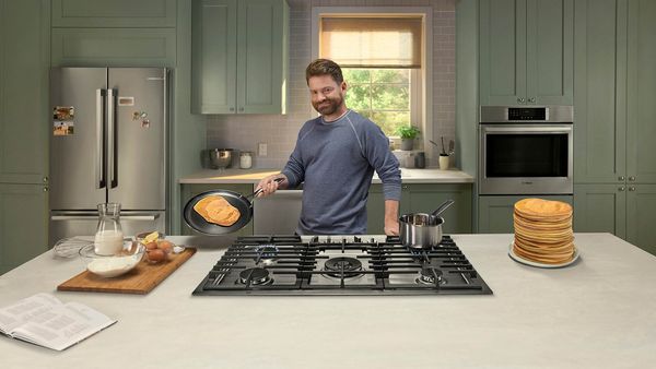 Table de cuisson Bosch avec crêpes en cours de cuisson avec FlameSelect