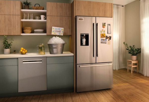 Glaçons et eau Bosch avec les nouveaux réfrigérateurs à porte française et congélateur dans le bas