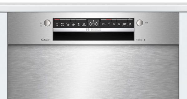 Symboler og indstillinger for Bosch opvaskemaskiner på frontpanelet på en opvaskemaskine i rustfrit stål.