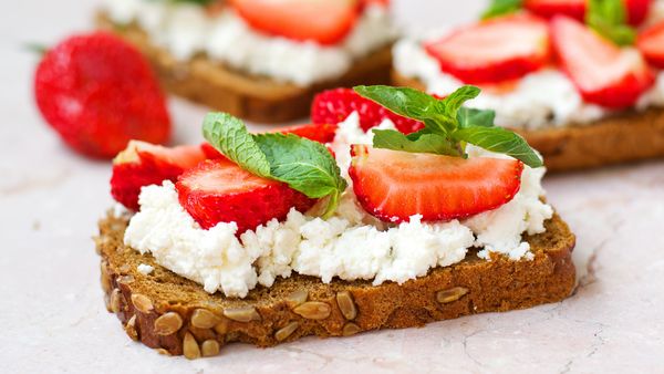 Cottage cheese, strawberries and mint on toast