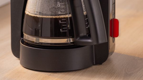 Nahaufnahme einer Bosch Filterkaffeemaschine und der Glaskanne, in der Kaffee warmgehalten wird.