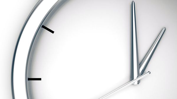 Bílé analogové hodiny s výraznými ručičkami, které symbolizují schopnost nové pračky se sušičkou Serie 8 dokončit prací i sušicí cyklus během 60 minut.