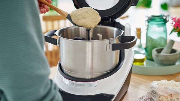 Seitan wird im Bosch Cookit, der Küchenmaschine mit Kochfunktion, hergestellt.