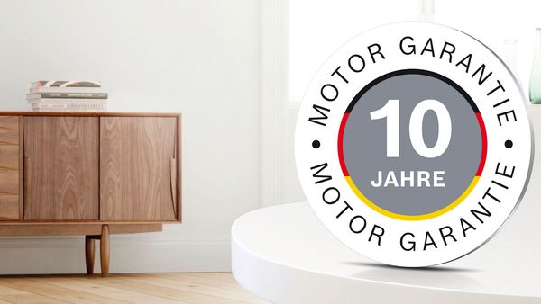 Ein illustriertes Bosch Gütesiegel für 10 Jahre Motorgarantie aufgestellt in einem modernen Wohnraum.