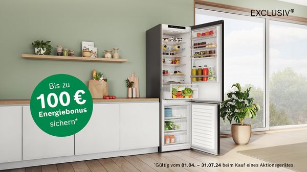 Ein Bosch Kühlschrank in einer Küche; Aktions-Logo: Bis zu 100 € Energiebonus sichern