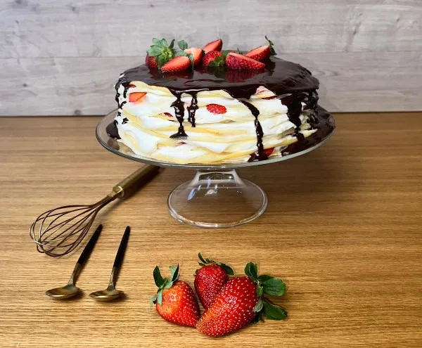 עוגת קרפ עם קצפת, תותים ושוקולד