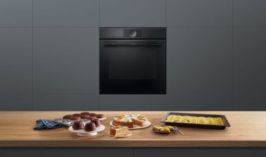 Laptop toont elektrische kookplaten in de online shop van Bosch.