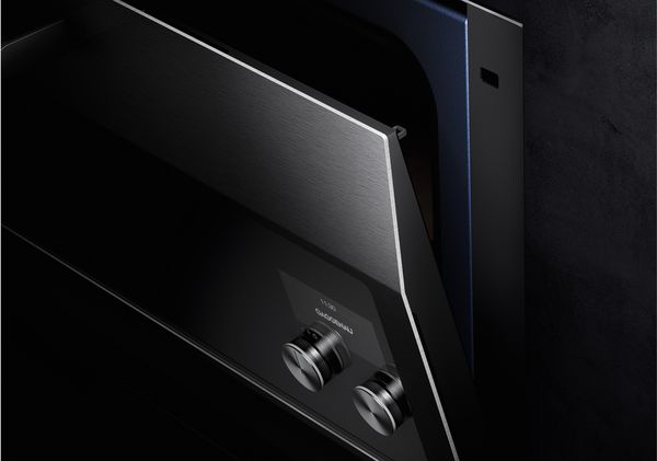 Темна студійна фотографія печі Gaggenau EB 333 з прочиненими дверцятами
