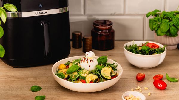 Prato com uma taça de zuccini e burrata.