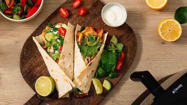 Prato com dois wraps de frango.