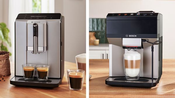 Maszyna Series 2 z dwoma espresso, demonstrująca funkcję dwóch filiżanek, obok Series 4 z napojem kawowym latte macchiato.