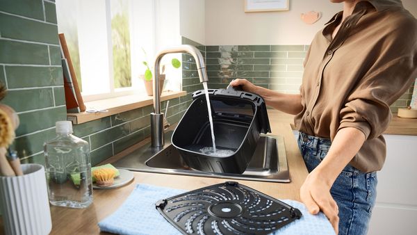 O cesto da air fryer é facilmente limpo por baixo da patilha.