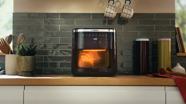 Uma vista através da janela de vidro da Bosch Air Fryer Serie 6, mostrando o calor e o fluxo de ar no interior.