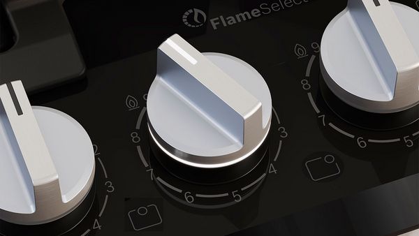 Vue très rapprochée d'un bouton de plaque de cuisson gaz réglé sur le niveau de flamme 9.