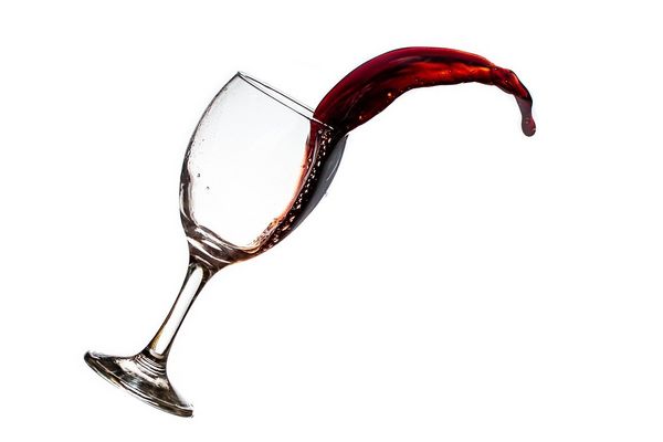 Rozlane czerwone wino z kieliszka to przyczyna trudnych do usunięcia plam.