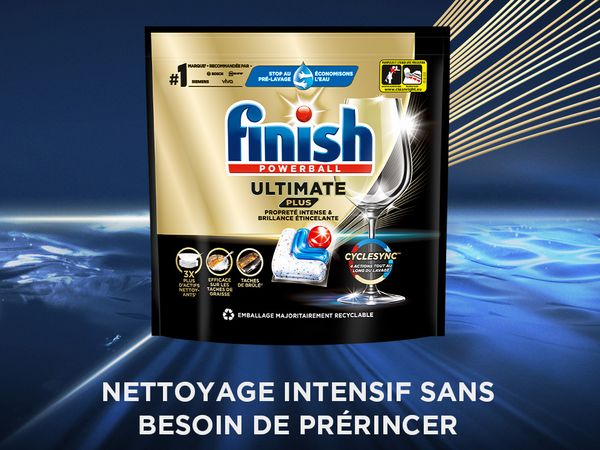 Un sac de détergent pour lave-vaisselle Finish Powerball Ultimate Plus, contenant une tablette bleue et rouge.