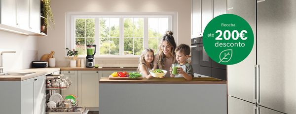 Cozinha com familia em bancada