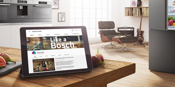 Ein iPad steht auf einer Theke in einer Bosch Küche, auf dem Display ist der Bosch YouTube Kanal zu sehen.