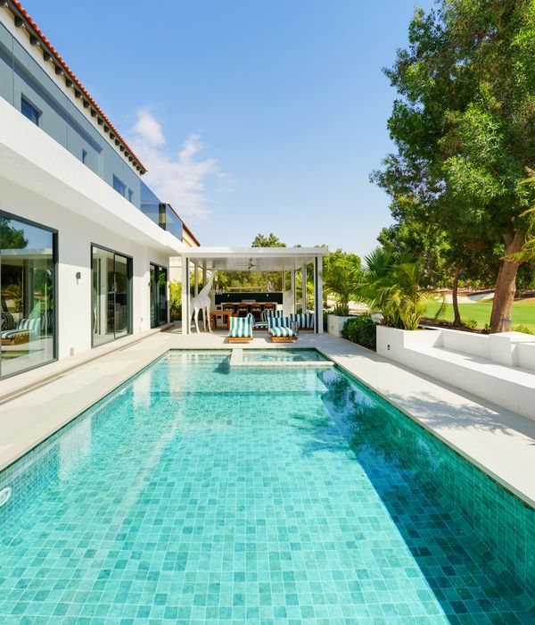 Wide angle view of the villa, sun loungers and pool