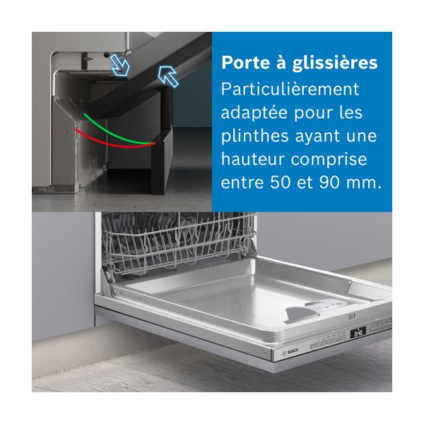 Le sol en béton, l'armoire sombre et l'éclairage dramatique créent une scène minimaliste et d'inspiration industrielle.