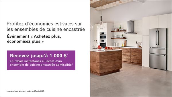 Cuisine moderne avec appareils encastrés, meubles en bois et un comptoir décoré de fruits frais.