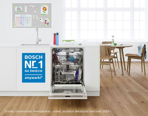 Jasna kuchnia z otwartą zmywarką Bosch, informacja "Bosch jest nr 1 na świecie w zmywarkach*