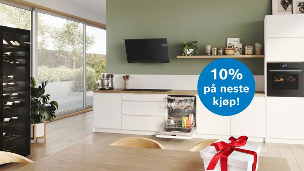 Moderne kjøkken med en svart vinkjøler, åpen oppvaskmaskin og en gaveeske på bordet. Og et tilbud om 10 % rabatt.