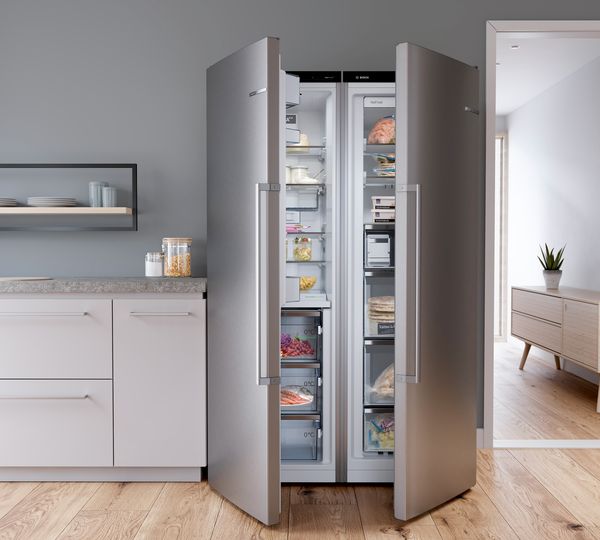 Our side-by-side fridge-freezers: side by side for fresh food. 