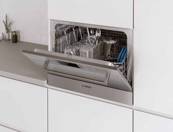 Bosch-Kompakt-Geschirrspüler, der auf Arbeitsplattenhöhe in einen Küchenschrank integriert ist.