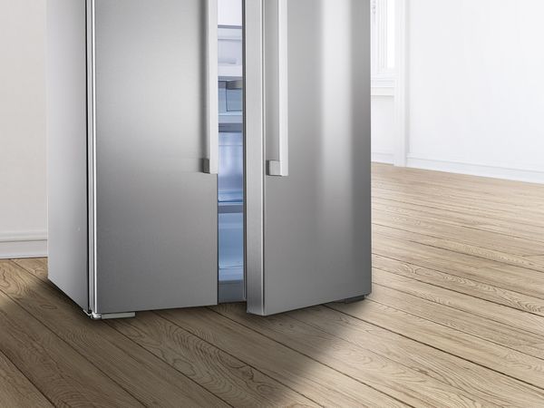 How do you achieve optimum energy efficiency with a side-by-side fridge-freezer?