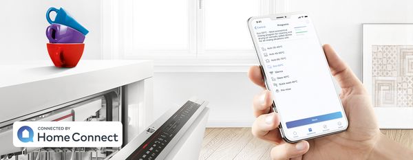Smartphone met Home Connect app en Bosch ovens op de achtergrond.