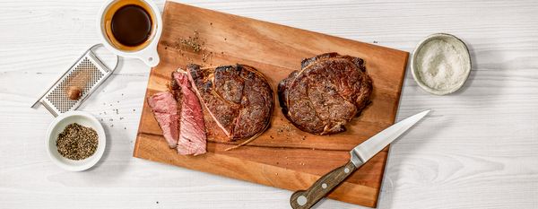 Rib-Eye-Steak nach einem Rezept von Bosch, perfekt zubereitet in Bosch Backöfen der Serien 6 und 8.