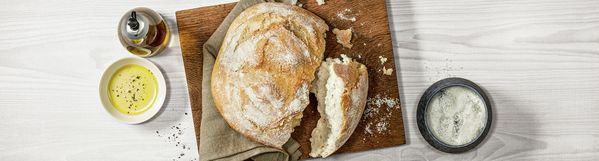Čerstvý chléb upečený v pečicí troubě Bosch s funkcí k pečení chleba a speciální funkcí přidané páry.