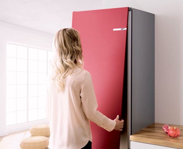 Réfrigérateurs-congélateurs colorés avec des façades de porte interchangeables de Bosch.