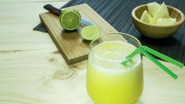 Zumo de piña, melón y lima