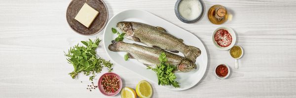 Aromatischer Fisch: Genieße auf dem Blech gegarte Kräuterforelle.