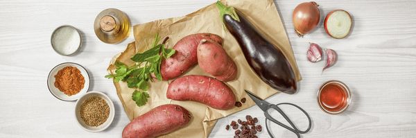Zutaten für die Zubereitung von orientalischer Kartoffelpfanne mit den Bosch Backöfen der Serien 6 und 8.