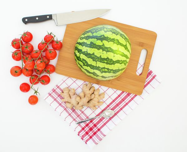 Ideen, wie sie mit der richtigen Schneidemethode beim Schneiden von Tomaten, Wassermelonen und Ingwer auf einem Holzbrett Zeit sparen können.