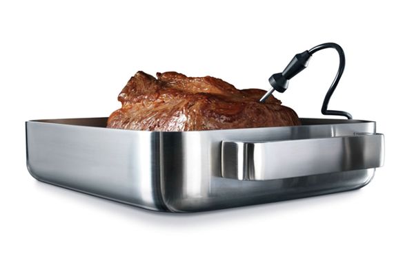Single point meatprobe in cooked roast pork in baking tray