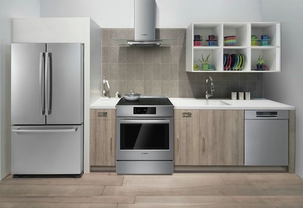 Bosch 800 Series induction range installed in kitchen. 