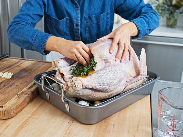 Stuffing turkey with thyme and lemons