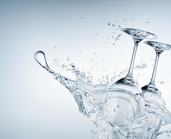 Geschirrspüler vs. Spülen per Hand? Bosch Geschirrspüler können bis zu 8.500 Liter Wasser pro Jahr sparen.