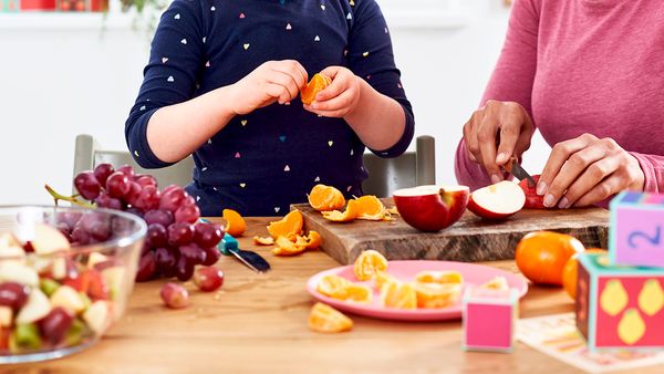 Wenn Kindern in der Küche mithelfen, ist das Interesse an gesundem Essen automatisch höher.