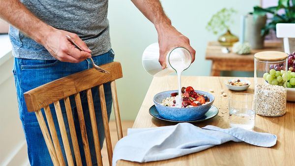 Mandelmilch lässt sich zu Hause ganz  einfach selber machen und ist vielseitig einsetzbar.