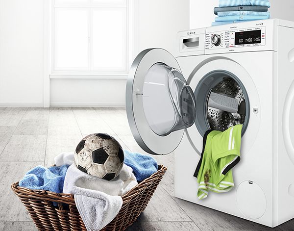 Ein Trick, wie Flecken in der Waschmaschine entfernt werden können 
