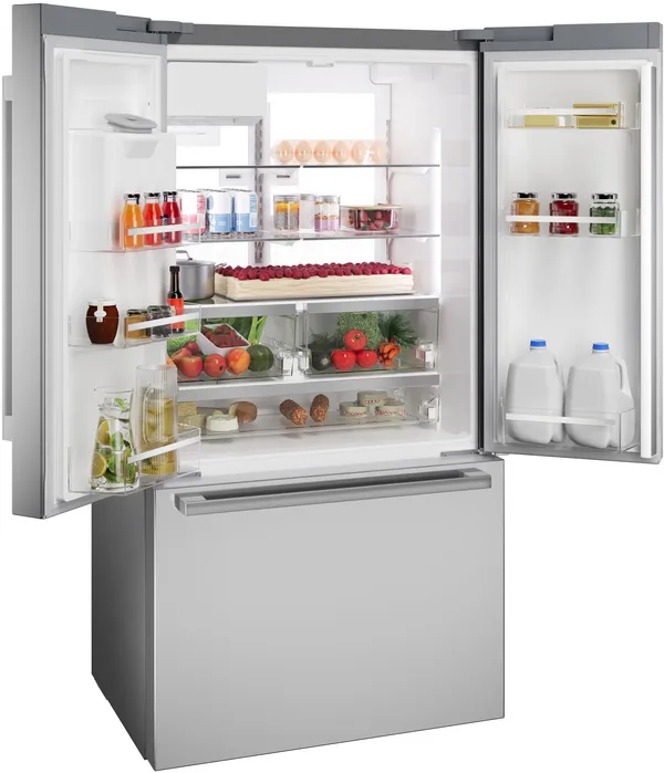 Réfrigérateur à porte française ouverte, révélant des aliments frais, des boissons et des tablettes organisées.