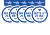 Vijf ronde stickers met het opschrift “Beste uit de test” met verschillende maanden, die de hoogste waarderingen aangeven  