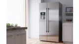Moderna kuhinja sa side-by-side Bosch frižiderom pogodnim za porodicu.