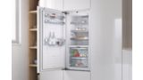 Хладилникът за вграждане на Bosch с отворена врата разкрива прясната храна и напитки вътре. 